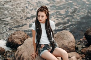 junge Frau Dreadlocks