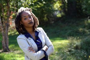Frau mit Dreadlocks